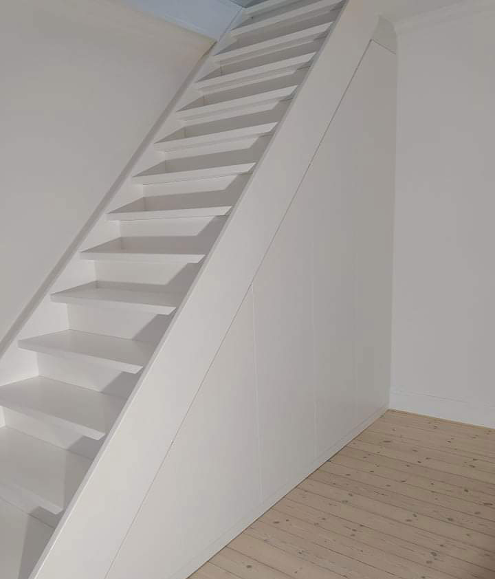 skab-under-trappe2